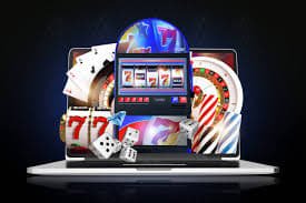Pengguna dewasa menjelajahi 888sport di ponsel